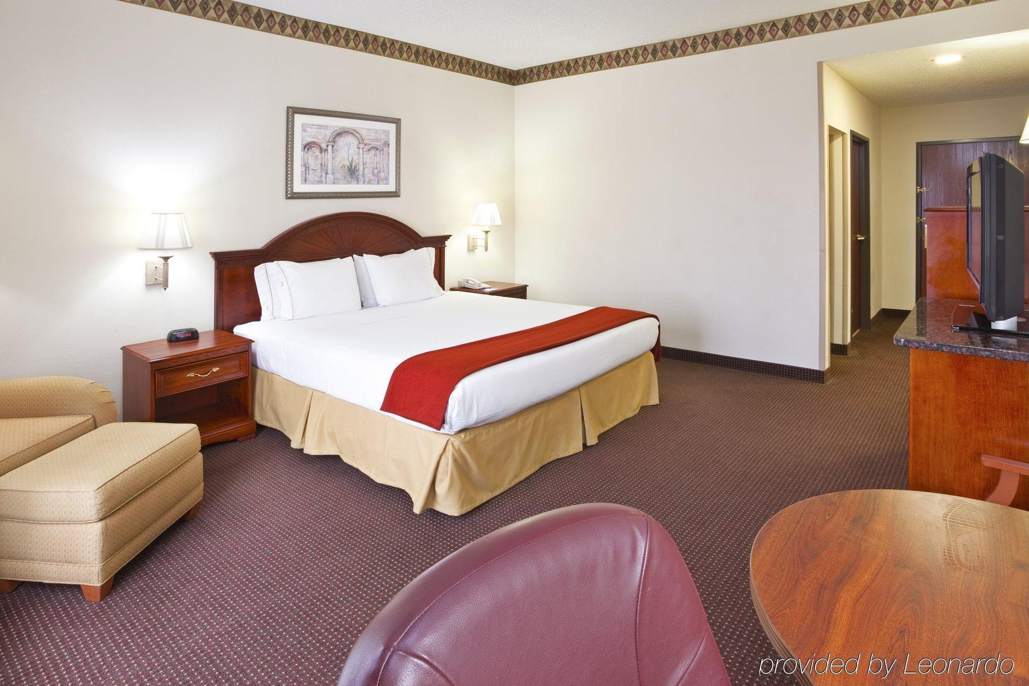 Holiday Inn Express Toledo-Oregon By Ihg Room photo