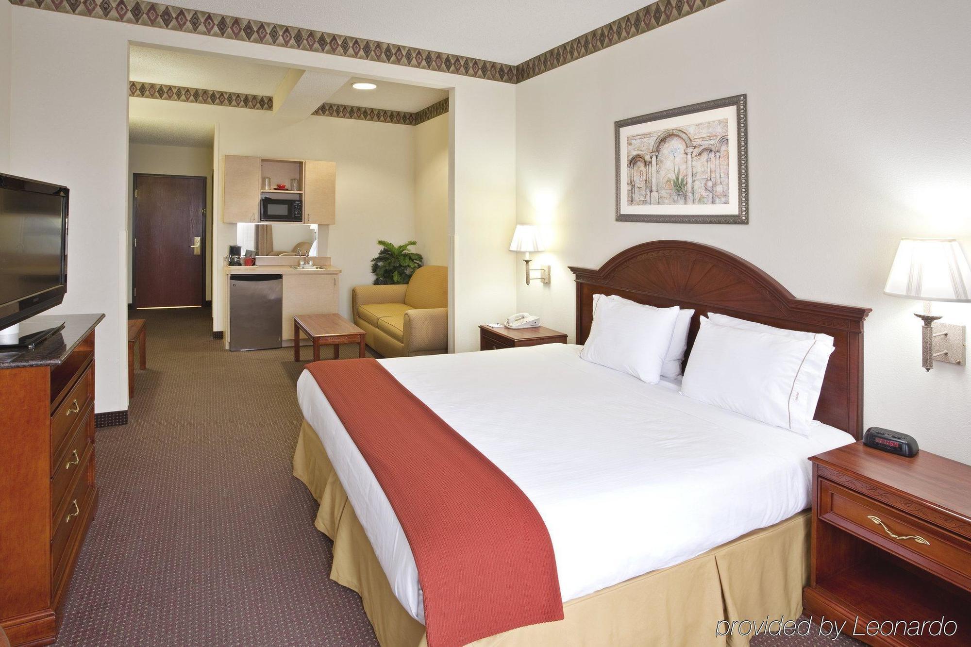 Holiday Inn Express Toledo-Oregon By Ihg Room photo